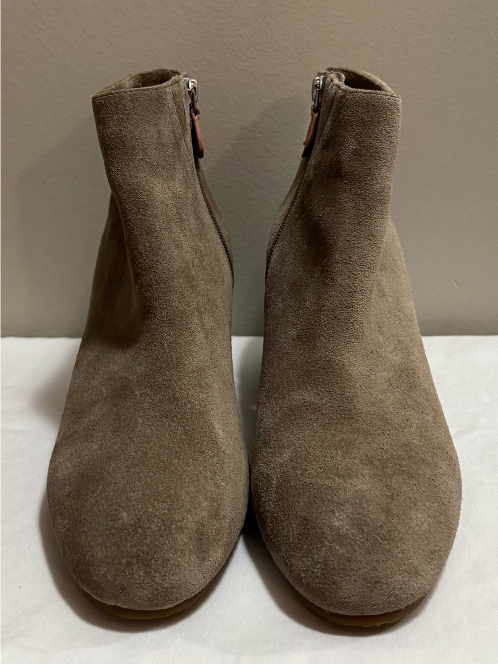 Gentle Souls Blaise Beige Tan Suede Ankle Boots – Women’s 8.5 Taupe 2.5” Heel